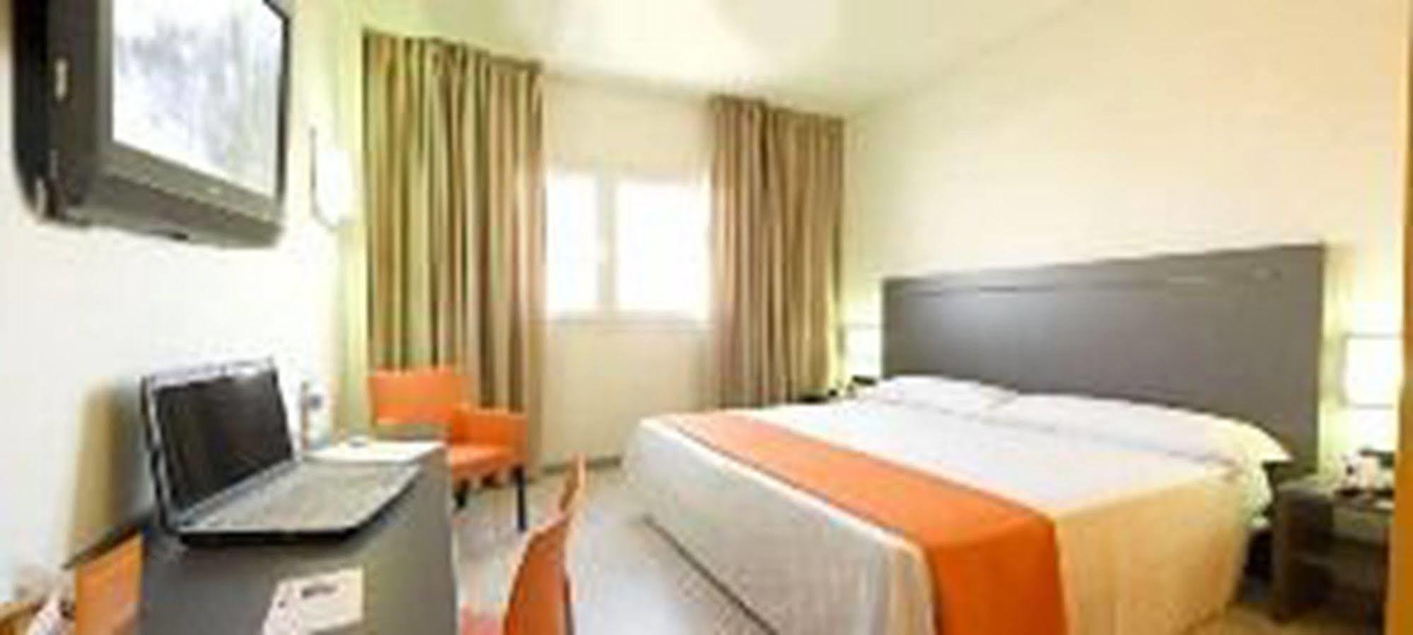 B&B Hotel Barcelona Rubí Екстериор снимка